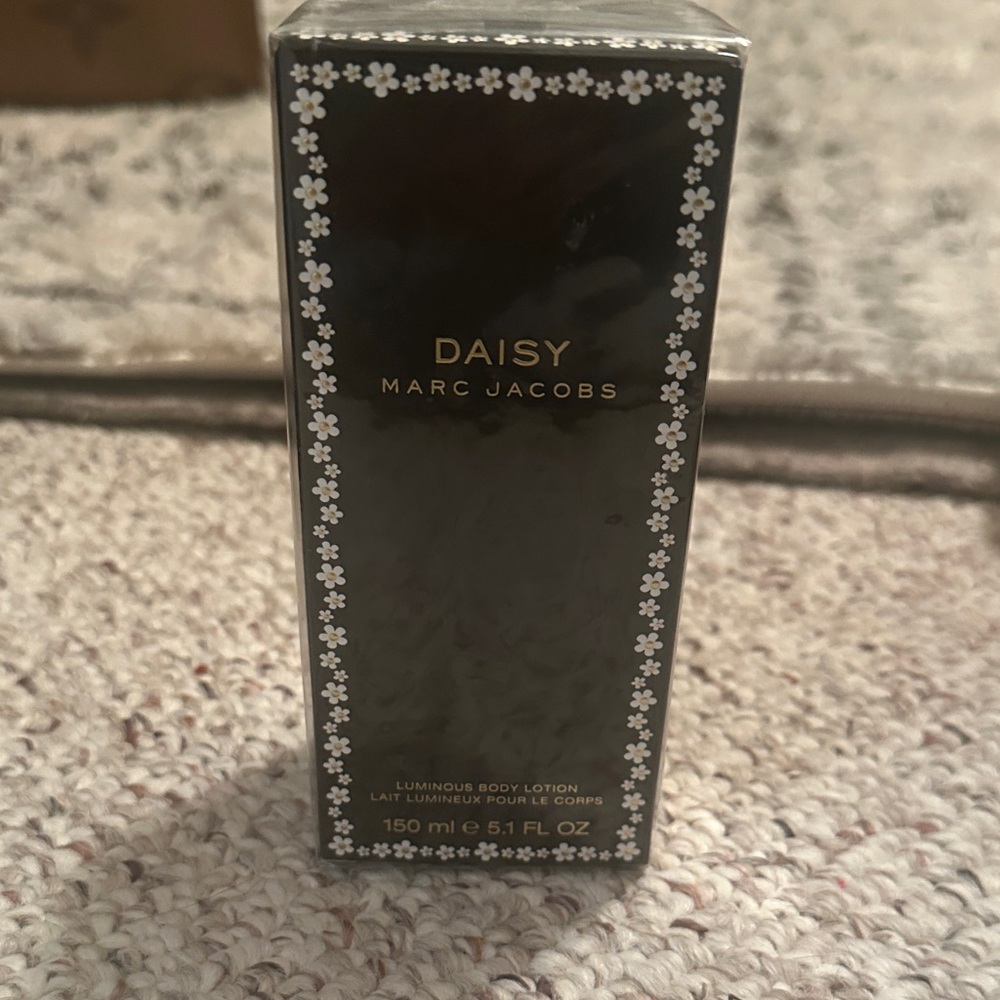 Marc Jacobs Daisy Black and White Body Lotion